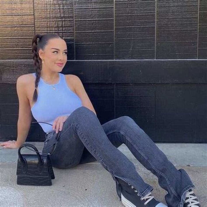 Brooke Schofield Height, Weight, Net Worth, Age, Birthday, Wikipedia, Who, Instagram, Biography