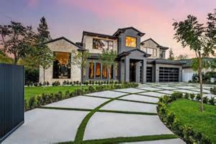 
Emma Hernan Family Business and Parents Influence Made Her A Go-To Luxury Home Agent 