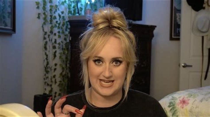 
Ex Viner Sarah Schauer’s Wiki, Age – How much she earns now? 