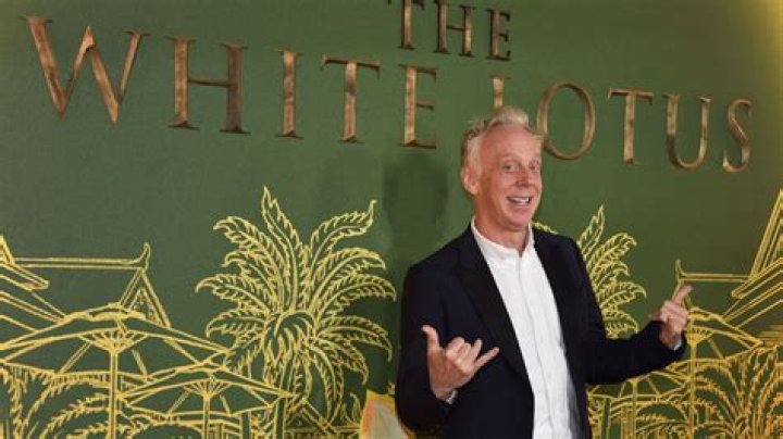 
“Iconic”: Fans impressed as The White Lotus creator Mike White throws shade at actors at the Golden Globes 2023 