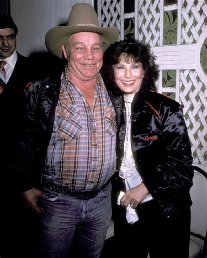 
Inside Loretta Lynn’s ‘Up and Down’ 48-Year Marriage to Oliver ‘Doo’ Lynn: ‘He Meant Everything to Me’ 