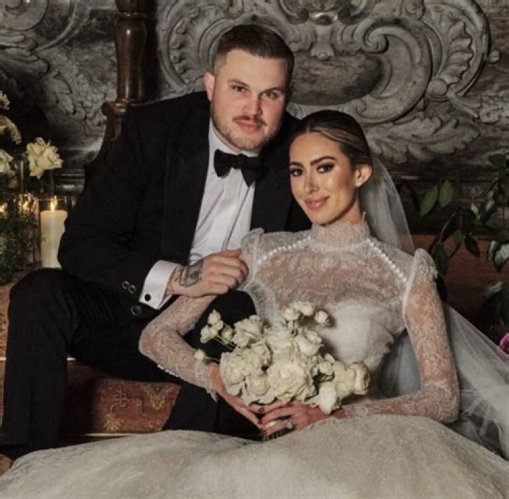 
Is Zach Bryan Married to Wife? Zach Bryan’s Biography 