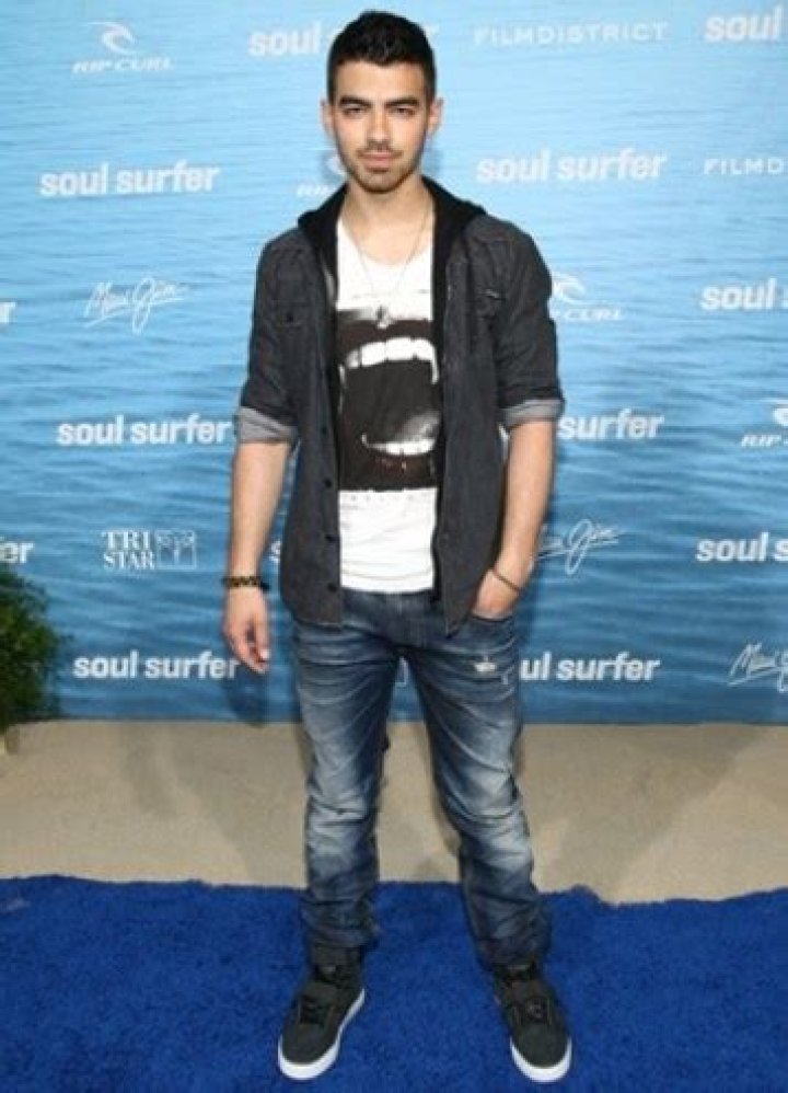
Joe Jonas Height, Weight, Net Worth, Age, Birthday, Wikipedia, Who, Nationality, Biography 
