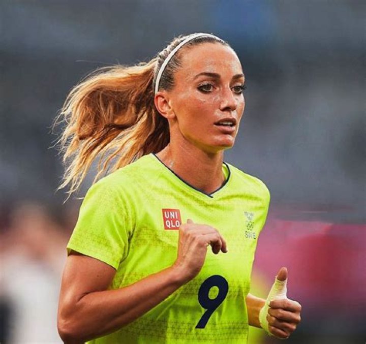 Kosovare Asllani Biography: Boyfriend, Family, Salary & Net Worth