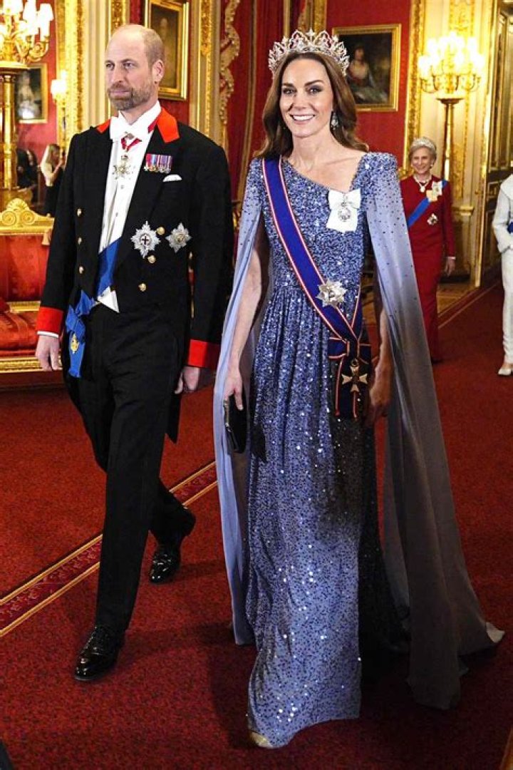 
Princess Anne Curtsies To Her Mother Queen Elizabeth’s Coffin In Moving Tribute 