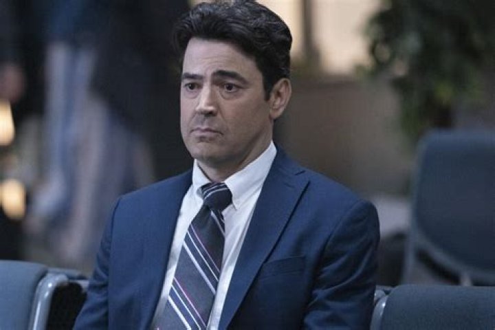 
Ron Livingston’s Net Worth, Wife Rosemarie DeWitt – Biography 