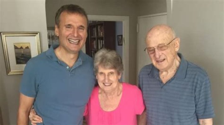 
Who are Phil Rosenthals Parents? Phil Rosenthal Biography, Parents Name, Nationality and More 